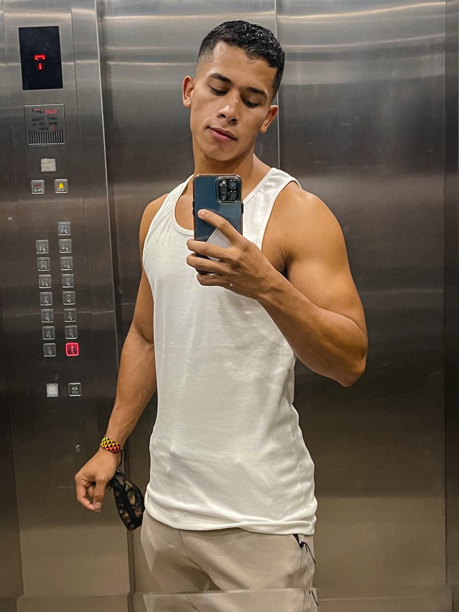 capnico3's tweet photo. Con o sin camisa ? https://t.co/uczwWpUbjh