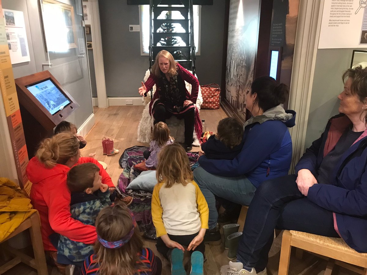 LymeRegisMuseum's tweet photo. A great storytelling workshop today in the museum with Lizzie Bryant. #lymeregis #Museums #kidsinmuseums #fossils #art https://t.co/C6rLT1Y97f