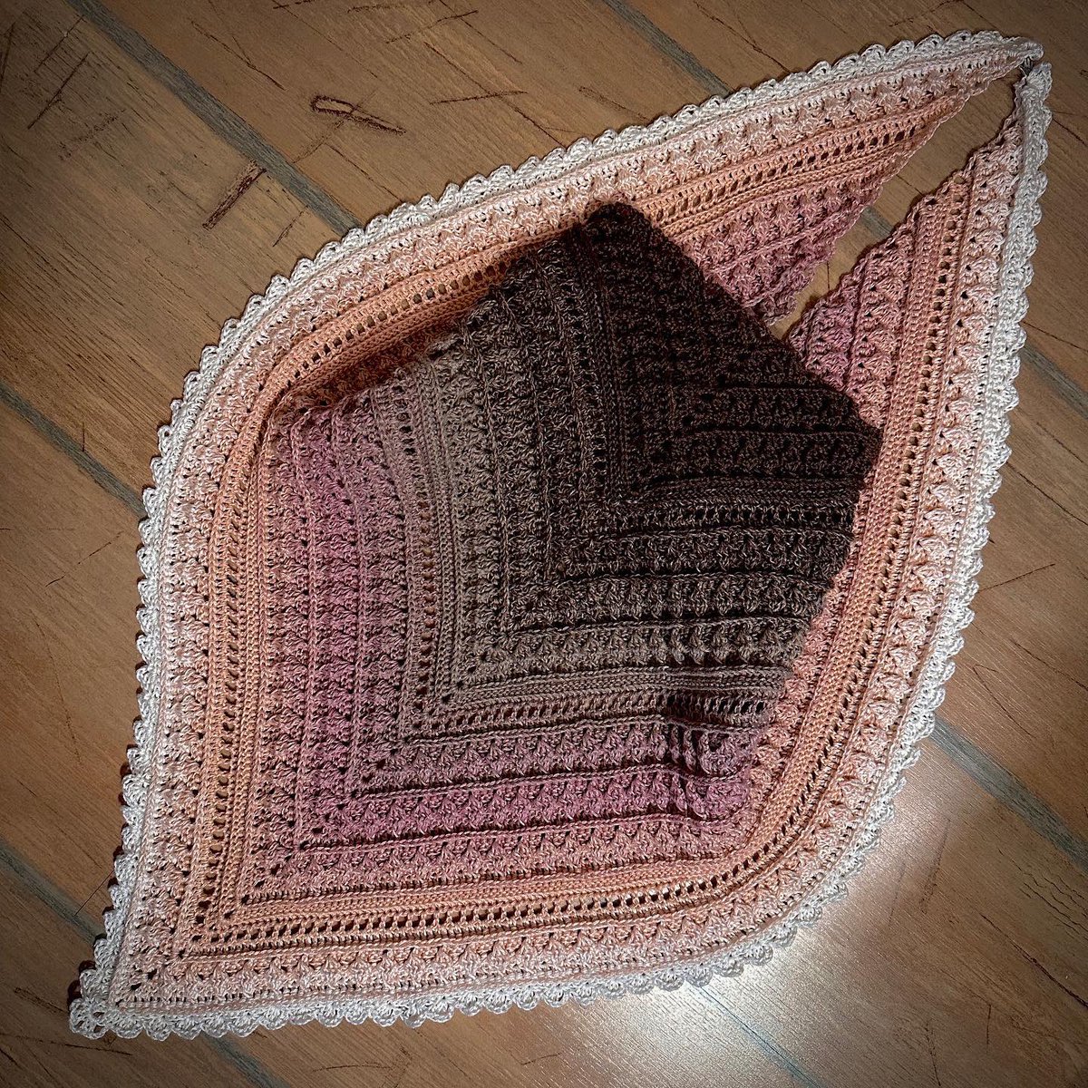 StrickBrina's tweet photo. Ein Gezeiten habe ich fertig bekommen. 
Anleitung ist von MorbenDesign
Der Bobbel ist von GeWolltes mit dem Namen „Scarlet“ in 3/1000
#handarbeitsclub
#morbendesign
#yarnlove #yarnporn #yarnlover #dreieckstuch  #häkeln #häkelnmachtspass #crochet #crochets #crocheting #crochetlove https://t.co/2VzVBZ60Pd