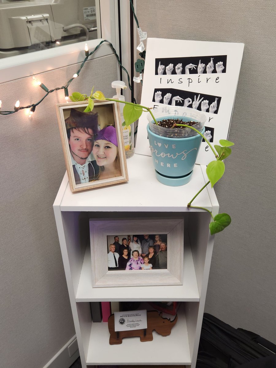 Maxinee4's tweet photo. #OfficeSetUp #officedecoration https://t.co/1UGpU7qBxy