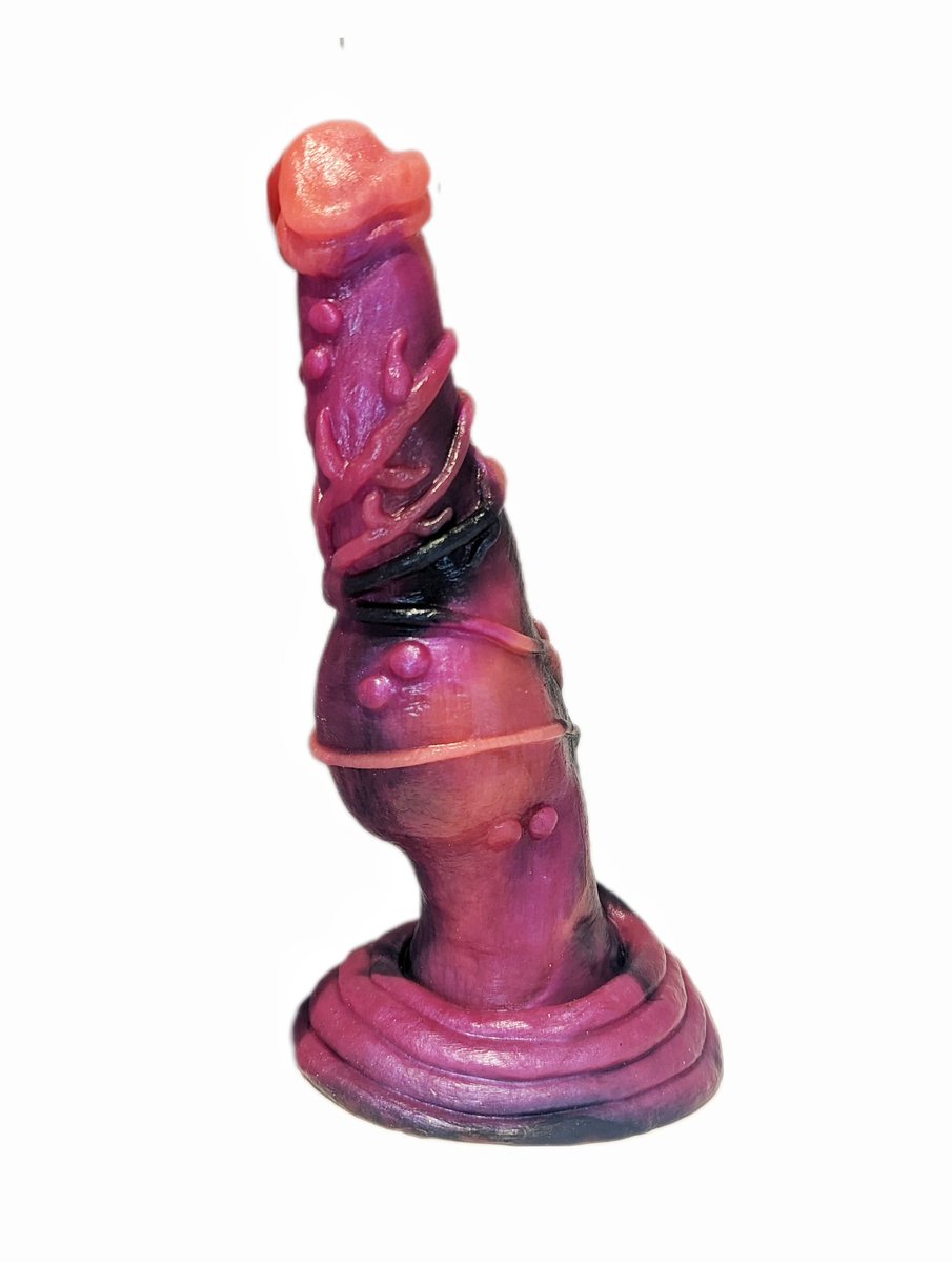 A new custom "surprise" pour Stabilis in Scarlet, Rose, Crimson &amp; Black ❤️ I swear I didn't hand paint this so how did the Scarlet sit so perfectly in the tip &amp; that middle line... 🤔