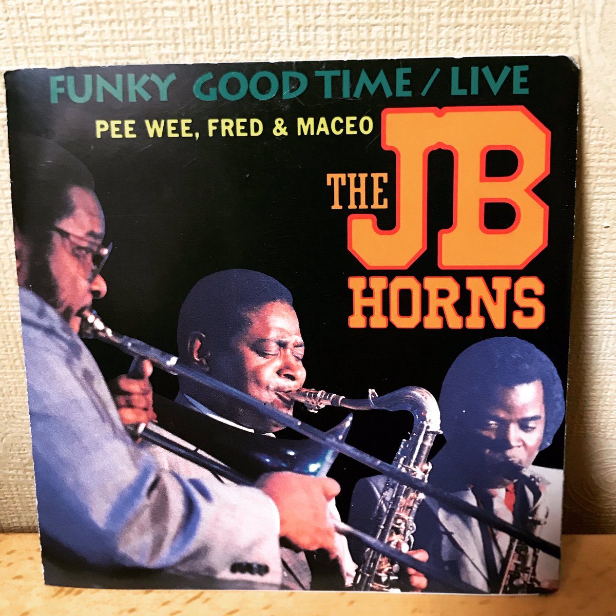 nori_guitar23's tweet image. おやすみ前の1枚。

って、まだ寝ないけど…

#jbhorns #funkygoodtime #live
#peewee #fred  #maceo