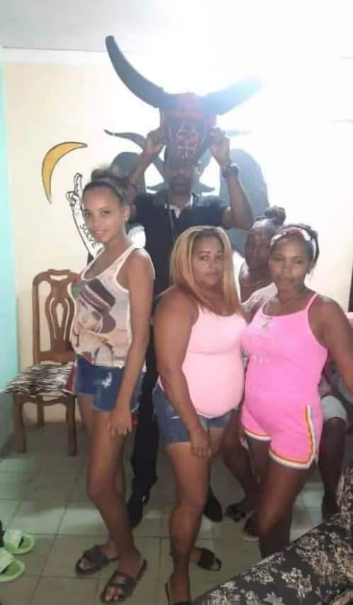 rancanoglenda7's tweet photo. Y cuando crees que lo has visto todo ...una secta satánica en Cuba...como si no bastara....la desgracia...miren el altar..después hablamos de las putidiablas....jajjjja por dios que atraso ... https://t.co/jNX70yJZlj