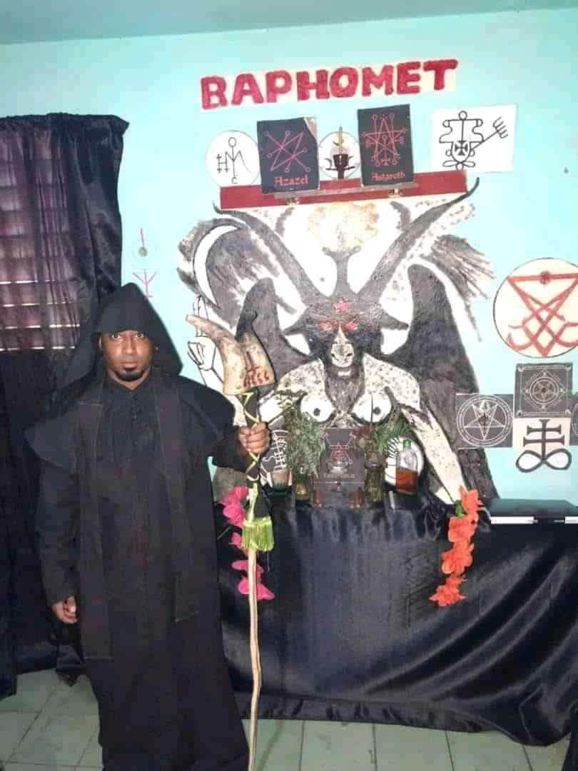 rancanoglenda7's tweet photo. Y cuando crees que lo has visto todo ...una secta satánica en Cuba...como si no bastara....la desgracia...miren el altar..después hablamos de las putidiablas....jajjjja por dios que atraso ... https://t.co/jNX70yJZlj