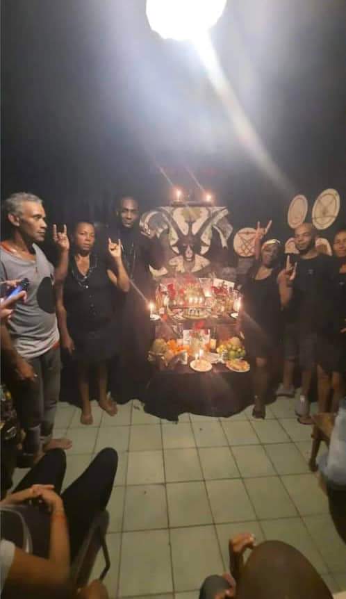 rancanoglenda7's tweet photo. Y cuando crees que lo has visto todo ...una secta satánica en Cuba...como si no bastara....la desgracia...miren el altar..después hablamos de las putidiablas....jajjjja por dios que atraso ... https://t.co/jNX70yJZlj