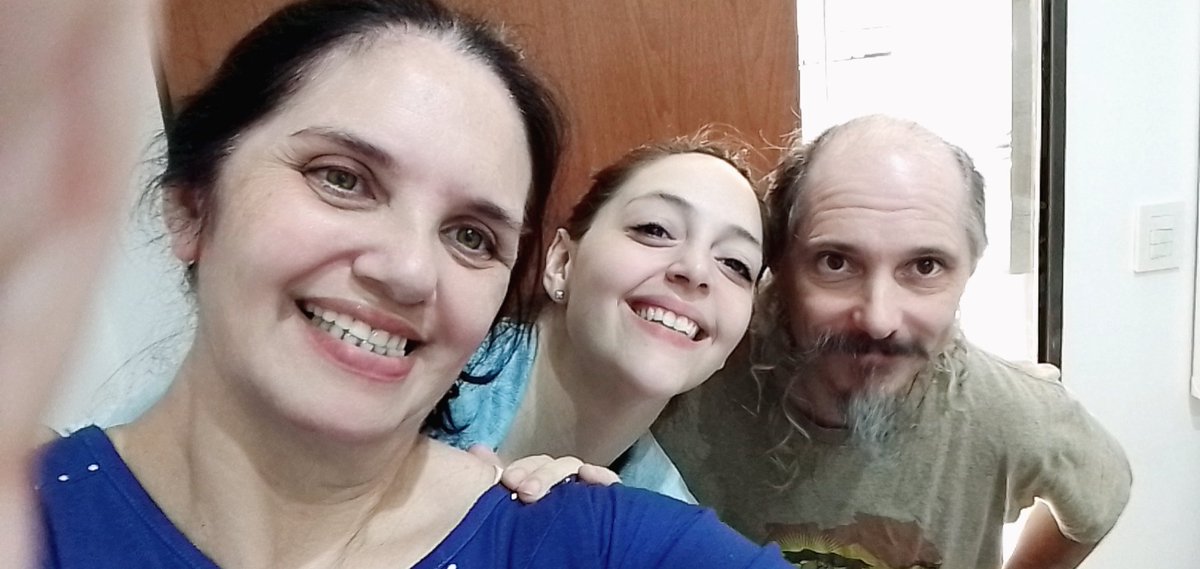 Último día laboral 2022 y lo comparto con Ale y Santi, dos compañeros geniales.
<a href="/aledirassar/">Alejándra Dirassar</a> 
<a href="/LaDeDiosReggae/">La De Dios</a>