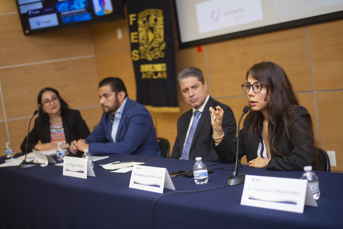 Moniprez's tweet photo. Adiós 2022, se vale recordar mi visita a México, gracias a la invitación de las directivas de la escuela de posgrados @FES_ACATLAN de la @UNAM_MX, siempre un gusto compartir algunas ideas de Derecho Informático, además de conocer personas increíbles 🇲🇽🇧🇷🇪🇸 https://t.co/a5vw0AhaQ9 https://t.co/I7WBldwuQH