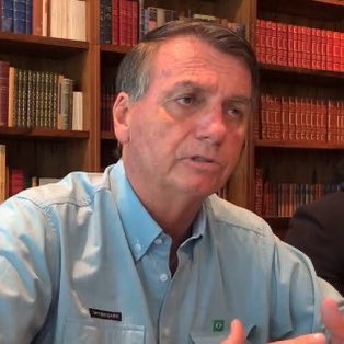 poptime's tweet photo. 🚨 AGORA: Após Bolsonaro declarar em live que “o mundo não acabará no dia 1 de janeiro”, bolsonaristas abandonam QG’s cabisbaixos e chorando. https://t.co/BPdclbRUMO