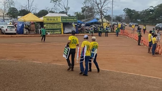 poptime's tweet photo. 🚨 AGORA: Após Bolsonaro declarar em live que “o mundo não acabará no dia 1 de janeiro”, bolsonaristas abandonam QG’s cabisbaixos e chorando. https://t.co/BPdclbRUMO