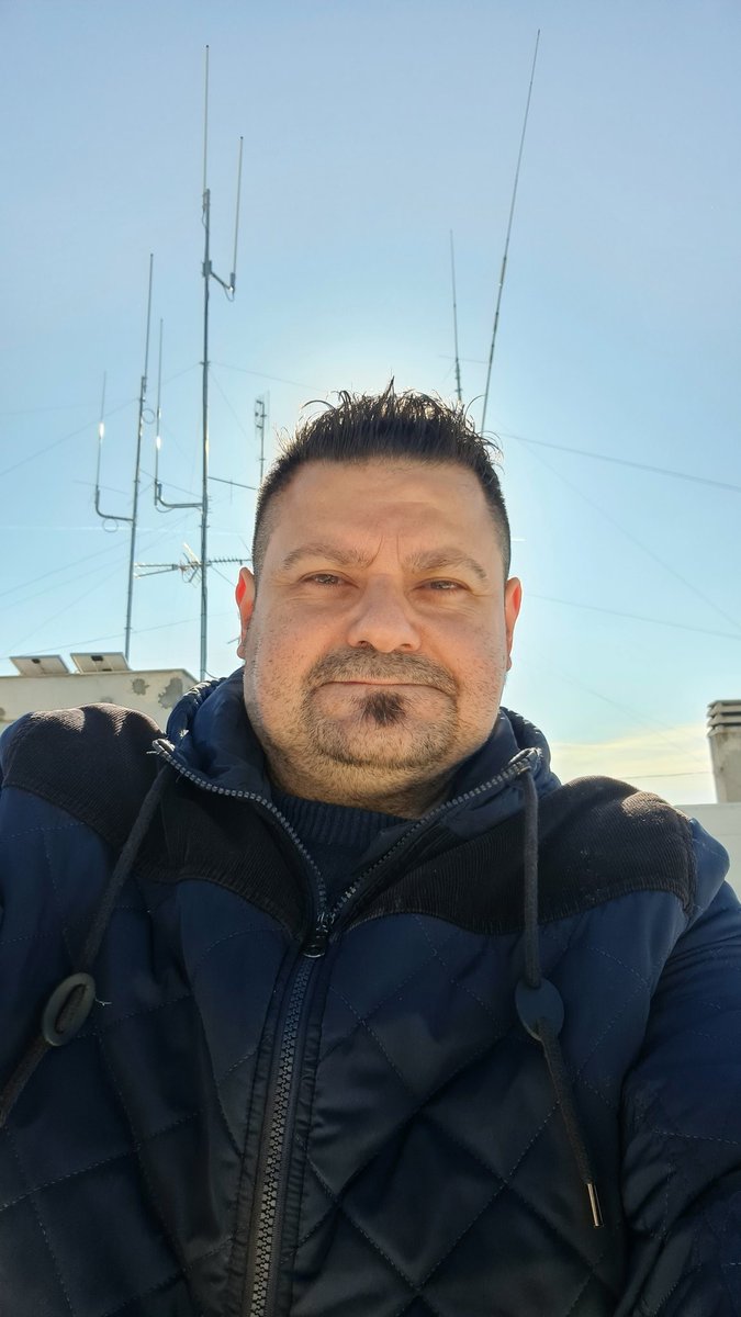 VitantonioLosa's tweet photo. Oggi ho fatto manutenzione sulle mie antenne radioamatoriali....Buon capodanno a tutti https://t.co/vybt9EYs6p