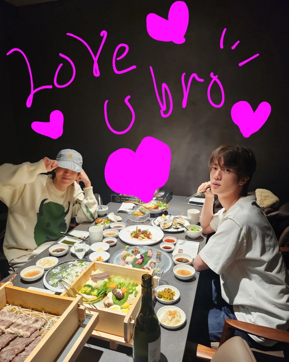donjuradon's tweet photo. たぶんこれ言ってるの私だけでしょうけどホビは年上ニキたちを次々骨抜きにするヒョン殺しだと常々思っていて。
①抱き締め方に想いが溢れちゃってるcrushニキ
②何十人といる中でホビにピンポイントでペンサしたZICOニキ
③入隊直前に何故かホビとだけ食事会したジンくん
④10年来のホビペン https://t.co/ObubX3kJdV