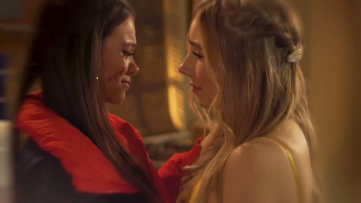 KINGVILLANELLE's tweet photo. HAPPY ANNIVERSARY TO THIS KISS #3YEARSOFJERI #JERIVERSARY https://t.co/hl7bJ7n9uN