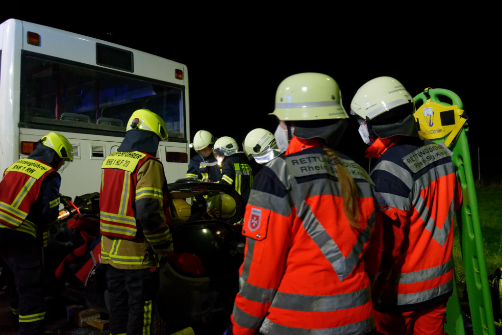 FF_Rheinbach's tweet photo. Am 8.12.2022 übten unsere Einheiten aus #Rheinbach, #Hilberath, #Oberdrees & #Niederdrees zusammen mit dem #Rettungsdienst mit mehr als 80 Teilnehmenden einen #Großeinsatz an der Bundeswehrverladestation bei Oberdrees. Bericht & Fotos: https://t.co/fid9bEP3D4 https://t.co/zOvp4bd9Em