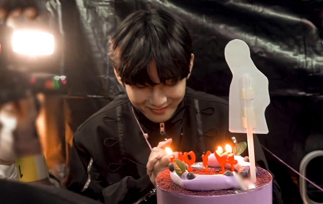 Hien__hoa's tweet photo. Happy birthday V🎂🎉
#BTS @BTS_twt 
#HappyBirthdayTaehyung #HAPPYVDAY #HappyTaehyungDay #VeautifulPrinceTaehyung #TAEHYUNGDAY #김태형 #태태 #뷔 https://t.co/pTpvHUWWo9
