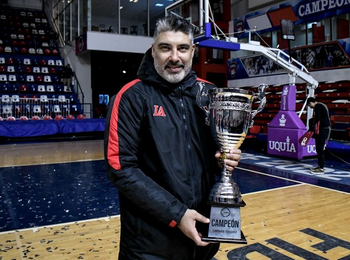 baloncestero's tweet photo. #PremiosCanchaLatina 
Mejor Entrenador Latino del 2022: @LucasVictorian8  
https://t.co/dtP7F9ydJw @_CanchaLatina_ https://t.co/d6cFv8oIJD