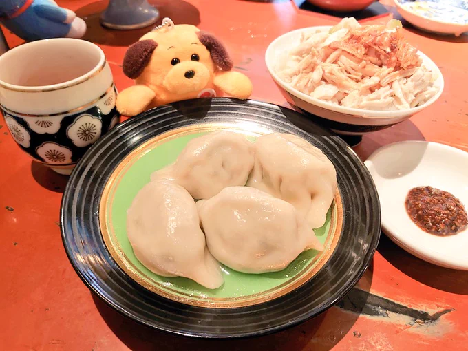 手乗りサイズのおじさん二人とオタク2人で家みたいな台湾系のお店と、前も行ったギャルの餃子行ったギャル餃子オタク2人で行ったからか前みたいに派手メイクじゃなくてすっぴん気味だった 