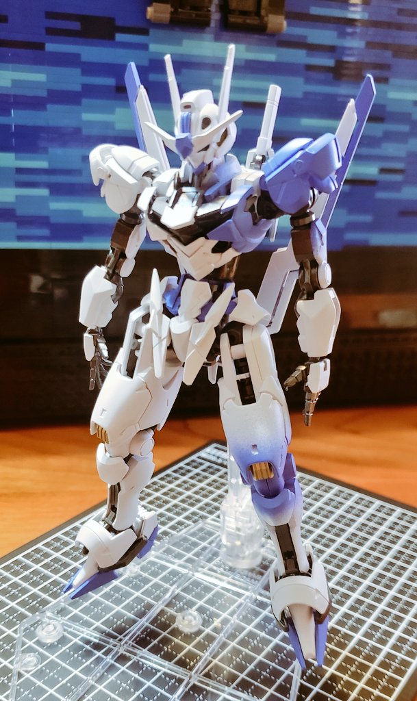 whiteroad1002's tweet photo. 塗装失敗したので塗り直しだ…
今年中には完成しそうにない😫

#ガンプラ 
#ガンプラ好きな人と繋がりたい 
#gundam 
#gunpla 
#水星の魔女 
#エアリアル
#今年作ったプラモ晒そうぜ https://t.co/zxJ9xb14MV