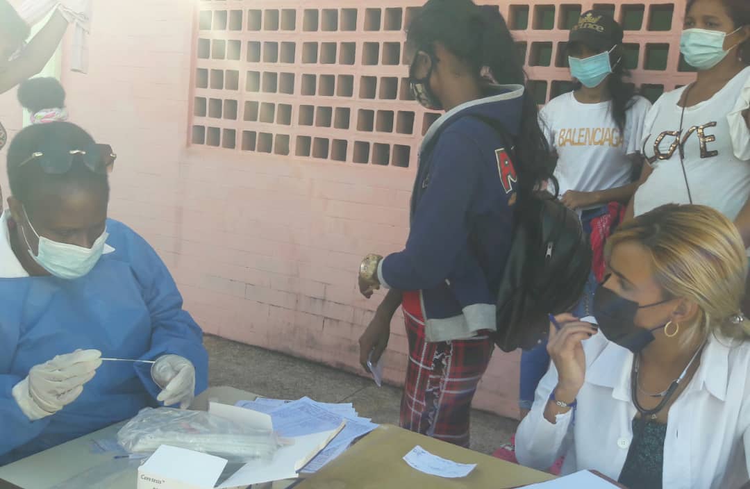 Los héroes anónimos de batas blancas asumen las tareas en cualquier rincón del mundo o en nuestra propia patria, llevan siempre la gloria de la respuesta valiente, digna de la solidaridad y su patriotismo. #CubaPorLaVida #JuntarYVencer #60AñosSalvandoVidas #CubaCoopera