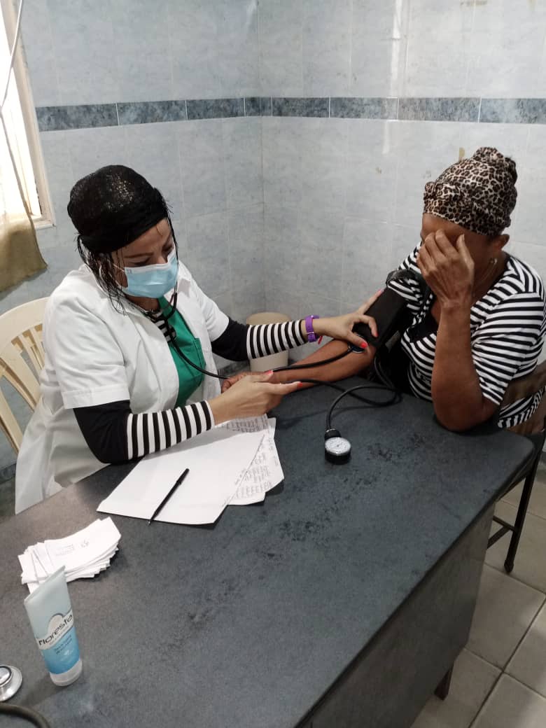 Los héroes de batas blancas de la Misión Barrio Adentro, 20 años llevando salud y esperanza hasta las comunidades de #Venezuela, en defensa de las conquistas sociales logradas. #CubaPorLaVida #JuntarYVencer #60AñosSalvandoVidas #CubaCoopera <a href="/cubacooperaven/">Brigada Médica Cubana en Venezuela</a> <a href="/MINSAPCuba/">Ministerio de Salud Pública de Cuba</a>.