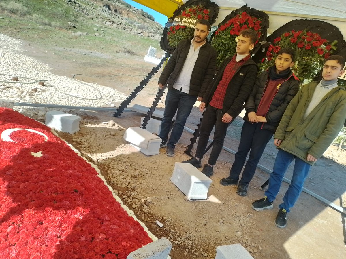 IhlCahit's tweet photo. İmam Hatip Lisesi ve İmam Hatip Ortaokulu hafız öğrencileri ile Şehidimize taziyede  bulunarak Kur'an tilaveti yapıldı.Şehidimize Allah'tan rahmet kederli ailesine başsağlığı diliyoruz milletimizin başı sağ olsun.@hasanrasit @mustafakirac27 @ismailncel5 @yavuzelimem @YavuzeliIHO https://t.co/CQdcxr1Koe