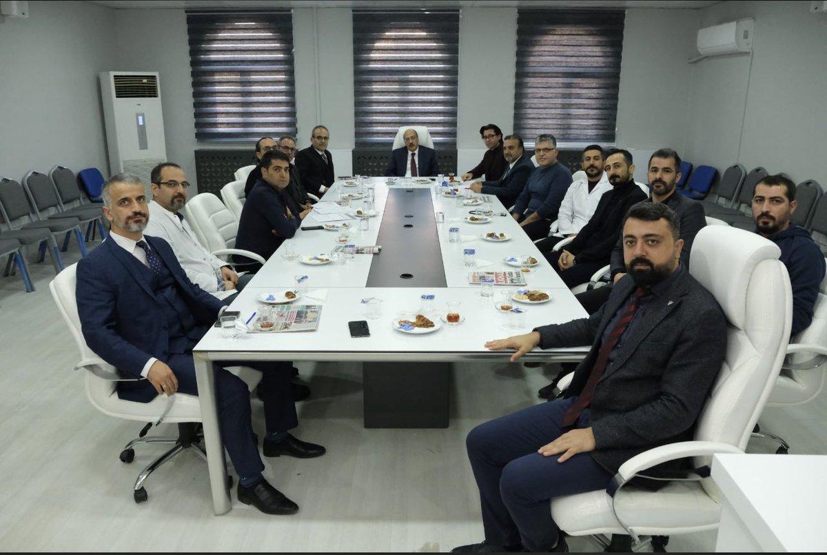 mardineah's tweet photo. Hastanemizde Eğitim Kliniği açılması ve asistan kazandırılması için Başhekimimiz Doç. Dr. Mehmet KABAK YÖK Üyesi M.Emin Yılmaz,TUK Daire başkanımız Uz.Dr. Alpay Tuncar, Rektörümüz @ibrahimozcosar , Dekanımız ve hocalarımızla ile birlikte değerlendirme toplantısı yapılmıştır. https://t.co/ELbBBnJv13