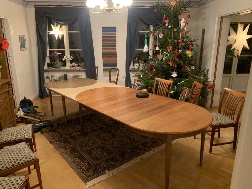 Årets mellandagsprojekt: en hopbyggnadsskiva mellan två bord så vi kan duka långbord. Med iläggsskiva i det bortre bordet kan det bli fyra och tio långt och man borde utan vidare kunna sitta 16 pers bekvämt vid det.