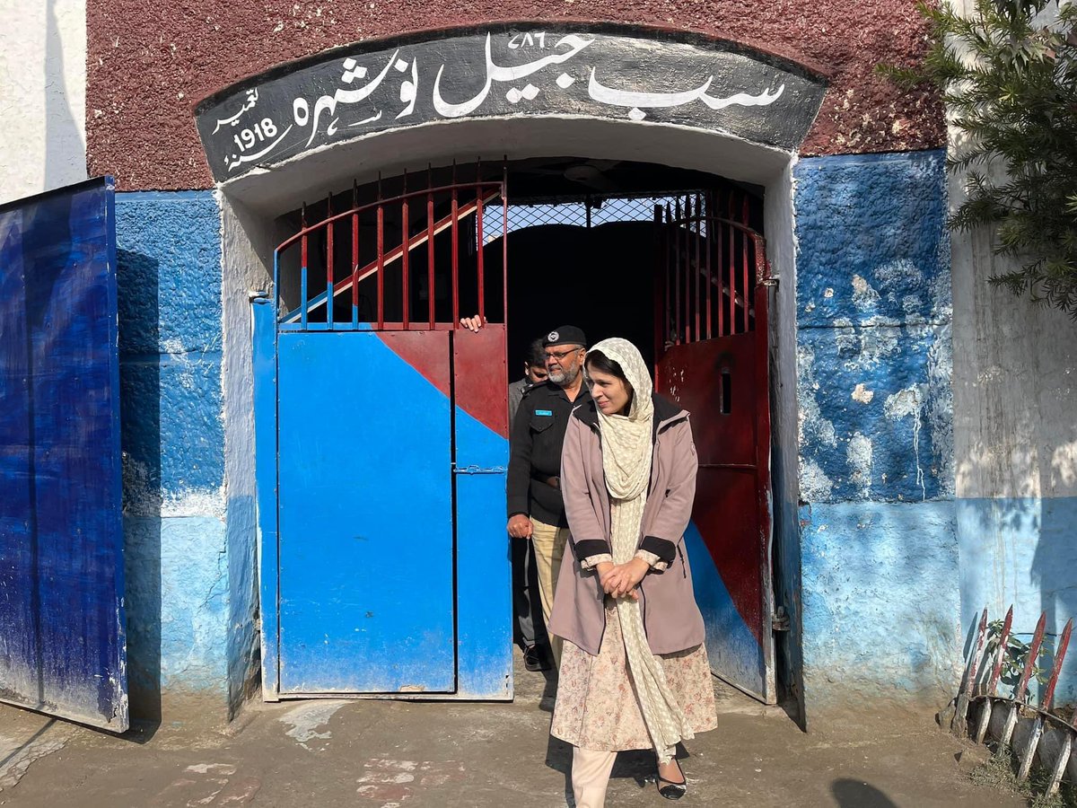 Miss_Wazir's tweet photo. ڈپٹی کمشنر نوشہرہ خالد اقبال صاحب کی ہدایت پر ایڈیشنل ڈپٹی کمشنر جنرل مس وزیر نے اسسٹنٹ کمشنر نوشہرہ تنویر احمد ، تحصیل میونسپل آفیسر ، ڈسٹرکٹ ایجوکیشن آفیسر ، ڈسٹرکٹ ہیلتھ آفیسر کے ہمراہ نوشہرہ  سب جیل کا دورہ کیا۔ https://t.co/E71MNtypbk