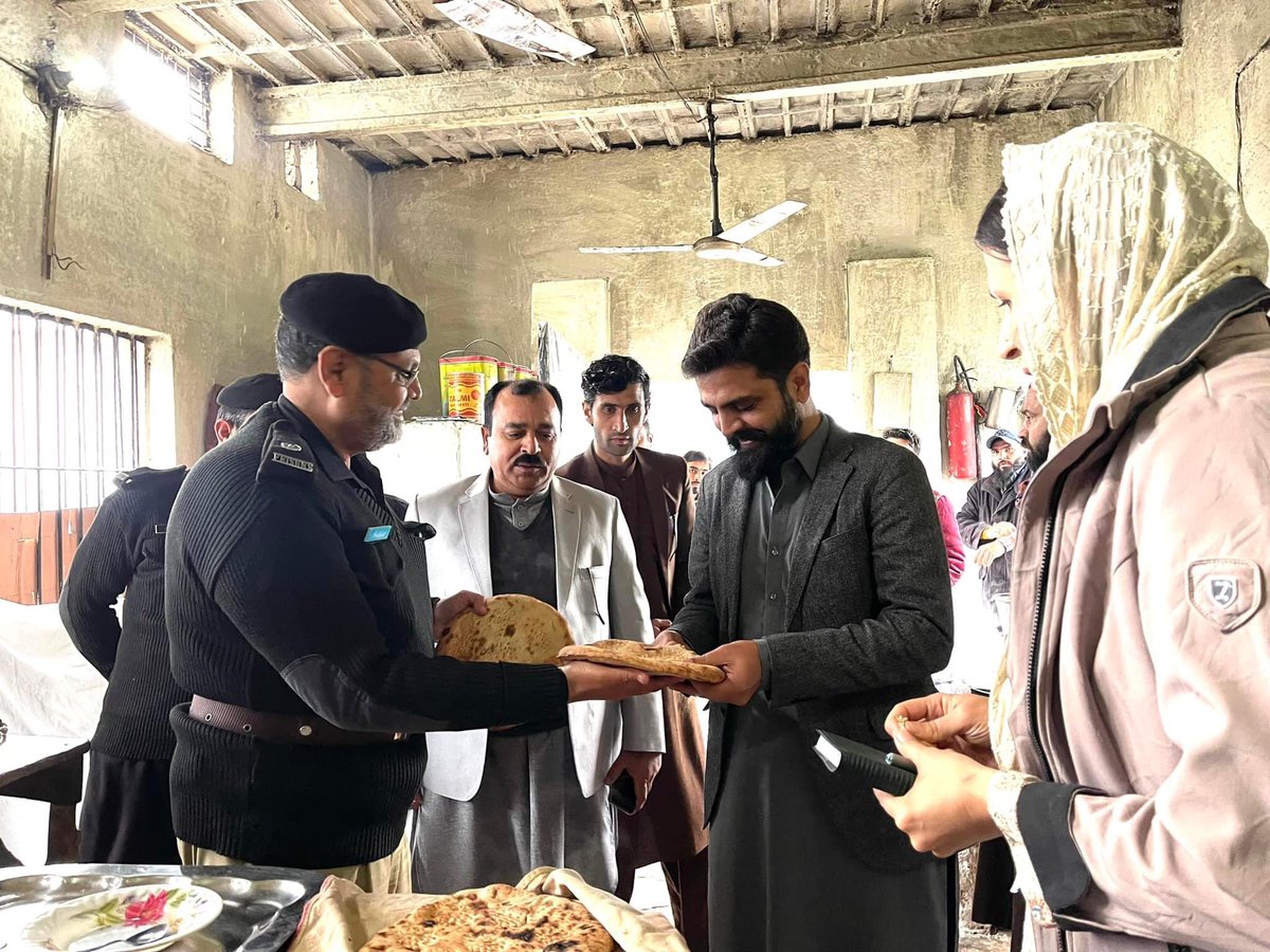 Miss_Wazir's tweet photo. ڈپٹی کمشنر نوشہرہ خالد اقبال صاحب کی ہدایت پر ایڈیشنل ڈپٹی کمشنر جنرل مس وزیر نے اسسٹنٹ کمشنر نوشہرہ تنویر احمد ، تحصیل میونسپل آفیسر ، ڈسٹرکٹ ایجوکیشن آفیسر ، ڈسٹرکٹ ہیلتھ آفیسر کے ہمراہ نوشہرہ  سب جیل کا دورہ کیا۔ https://t.co/E71MNtypbk