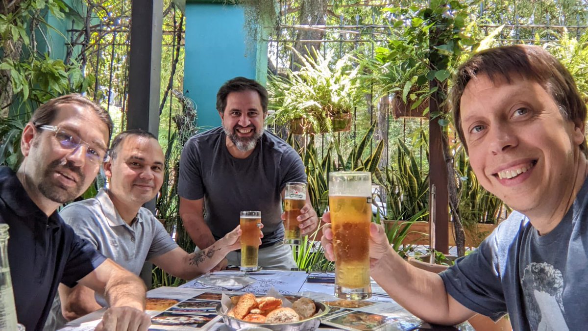 Pasan los años. El equipo de <a href="/roshkadev/">roshka</a> permanece. 

Feliz 2023 a los clientes, colaboradores y amigos. 

Salud!