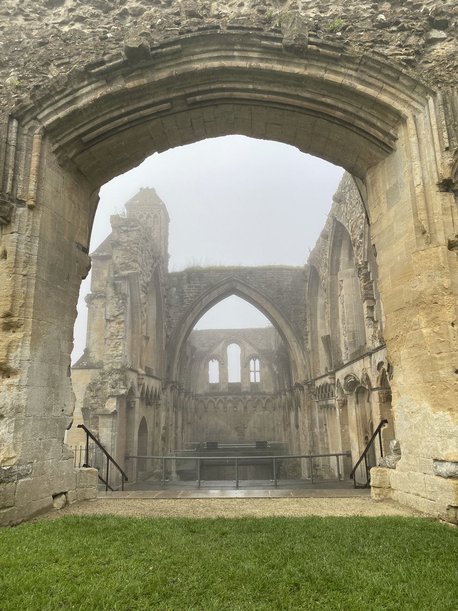 GlastonburyAbbe's tweet photo. We hope you've had a great week! Time to prepare for the New Year festivities!
#TGIF #Weekend #NewYear #NewYearWeekend #Celebrations #GlastonburyAbbey #History #Medieval #Archway #VisitSomerset https://t.co/xEWaRQliQZ
