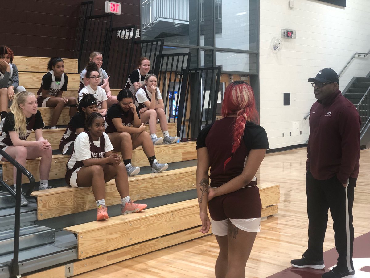 Got an opportunity to speak to the Lady Commodores basketball team at Tates Creek High School this morning.  Great conversation. They are candidates for greatness. 

Thanks for the opportunity Coach Costner! 

#riseandgrind!