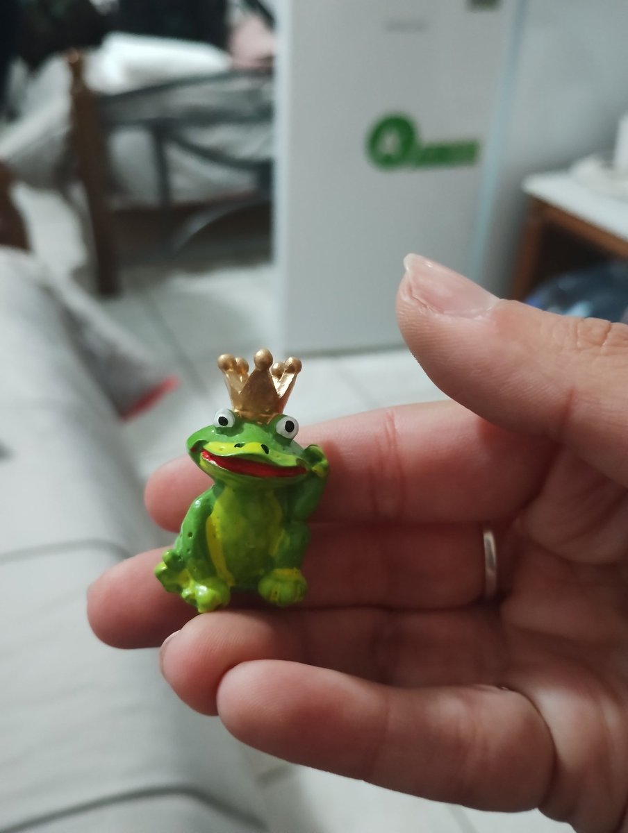 I saw this little frog at a store in Greece that reminded me of Young Royals. The shop owner asked me the reason why I couldn't stop smiling at it and when I told him about the show, he told me he had a gift for me to make my year... he gave me the frog.
Happy new year indeed 💜