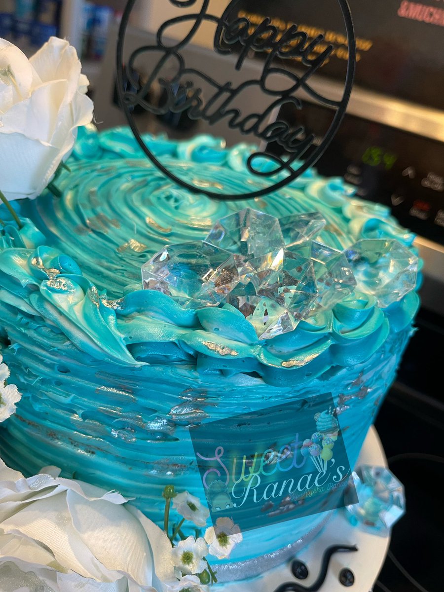 SweetRanaes's tweet photo. Custom Birthday Cake🤍 

Click the link in our bio to order🤗💛! 

#sweetranaes #blackownedbusiness https://t.co/fzfKwUwOZu