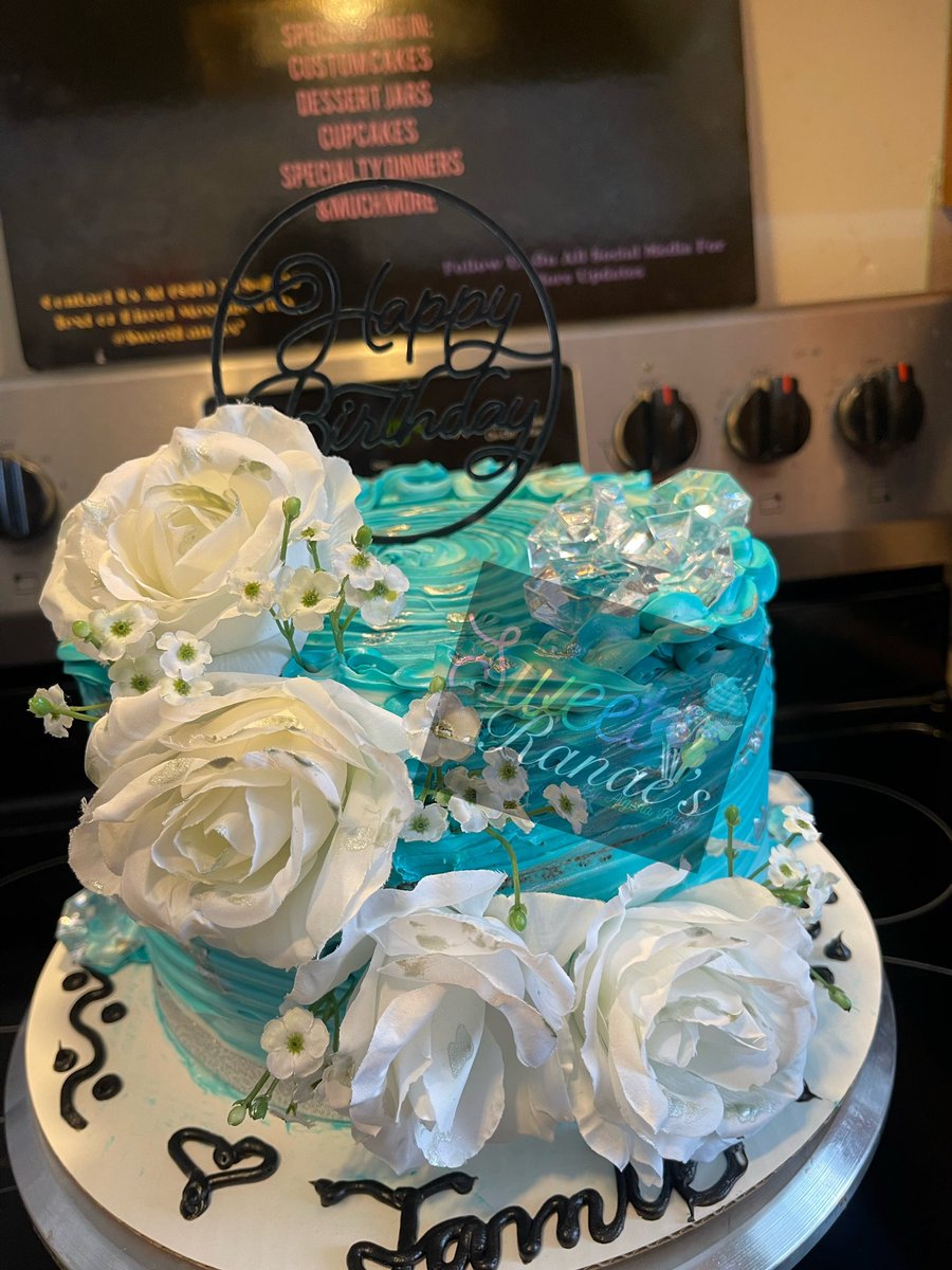 SweetRanaes's tweet photo. Custom Birthday Cake🤍 

Click the link in our bio to order🤗💛! 

#sweetranaes #blackownedbusiness https://t.co/fzfKwUwOZu