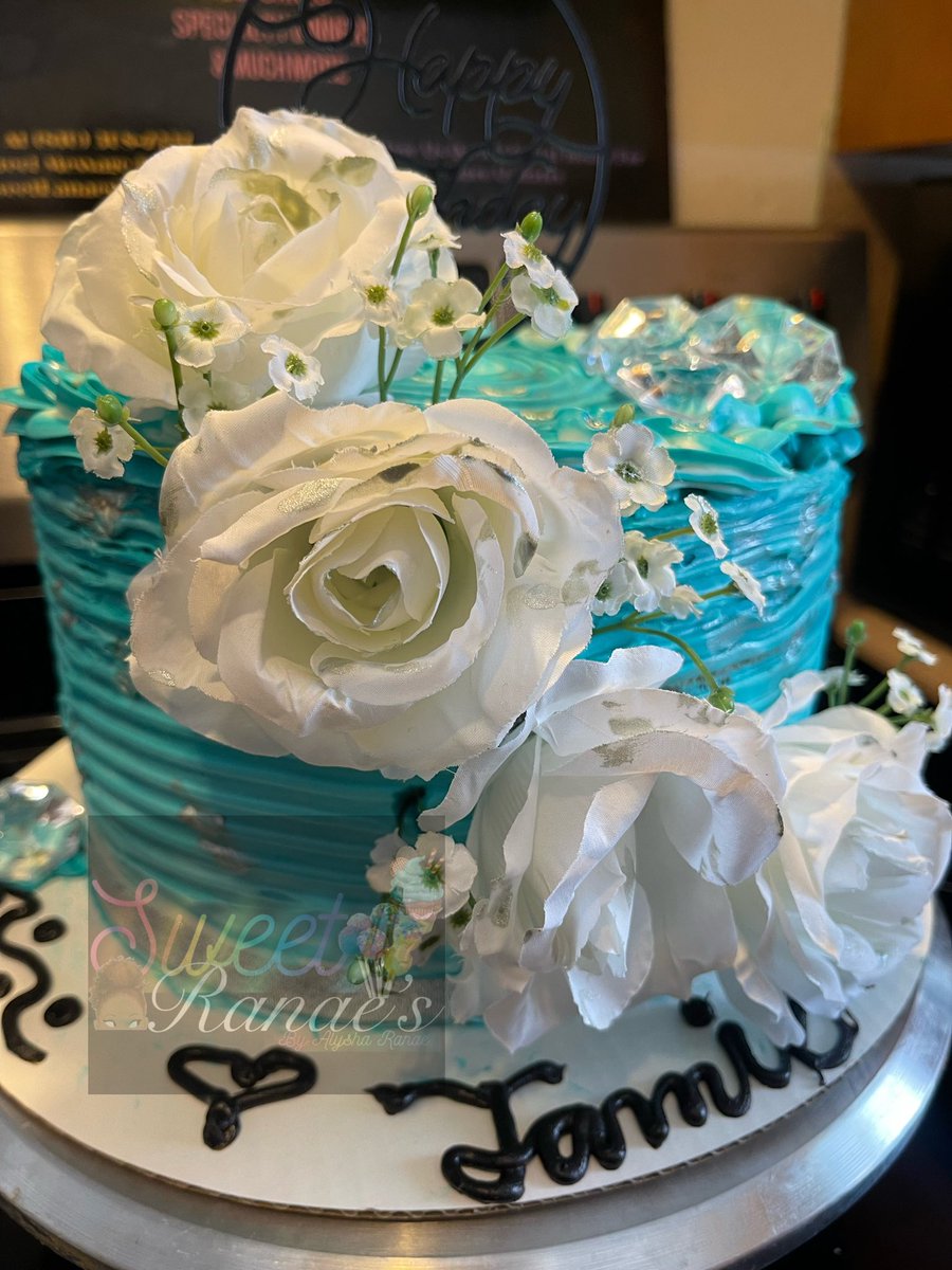 SweetRanaes's tweet photo. Custom Birthday Cake🤍 

Click the link in our bio to order🤗💛! 

#sweetranaes #blackownedbusiness https://t.co/fzfKwUwOZu