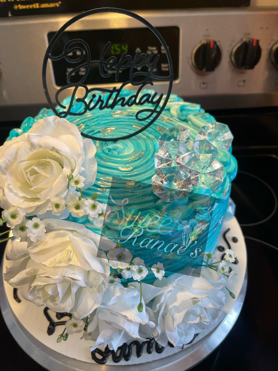 SweetRanaes's tweet photo. Custom Birthday Cake🤍 

Click the link in our bio to order🤗💛! 

#sweetranaes #blackownedbusiness https://t.co/fzfKwUwOZu