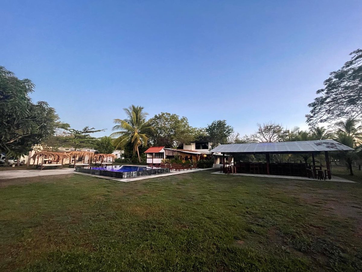 BlissBeachHotel's tweet image. ¡La calma antes de la tormenta! Tenemos una casa llena de invitados de todas partes: Colombia, Perú, Costa Rica, EE. UU. y más mientras nos preparamos para la celebración inaugural de @TropicalSoundsP #NYE!!! $20 7PM hasta ¡Caminemos hacia el 2023 llenos de #paz #amor y #alegría!