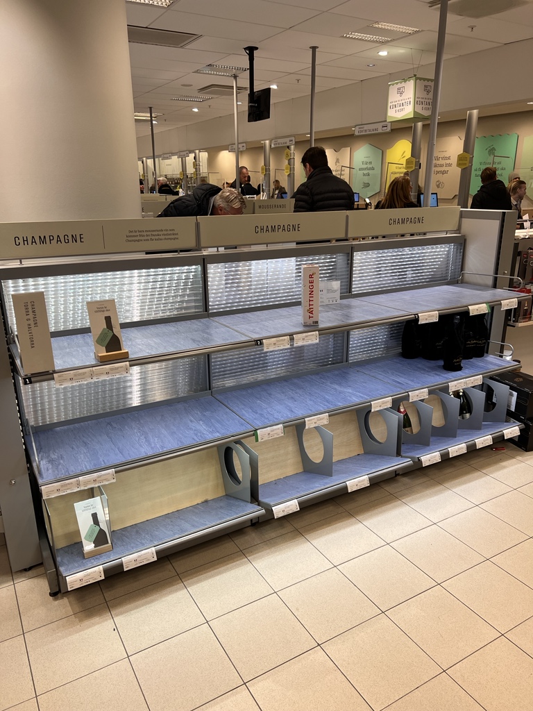 Vilken tur att man fick en flaska… 🫣 Kan vi komma överens om att #systembolaget  inte uppfyller sitt uppdrag nu. Otroligt att svenskarna finner sig i detta!