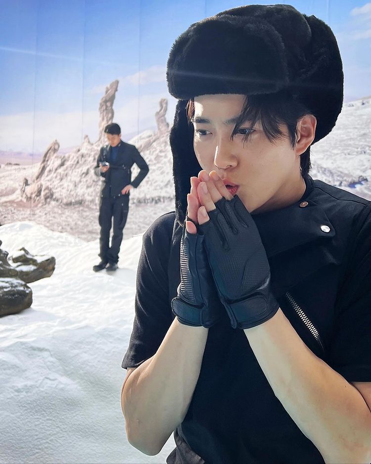 KJM_EXOLCHILE's tweet photo. [#OFICIAL l 281222] Actualización de #SUHO en su cuenta personal

En las montañas nevadas con Sehun
*Locación: Alpes Suizos 😅😅 https://t.co/X1cfX6hRV3