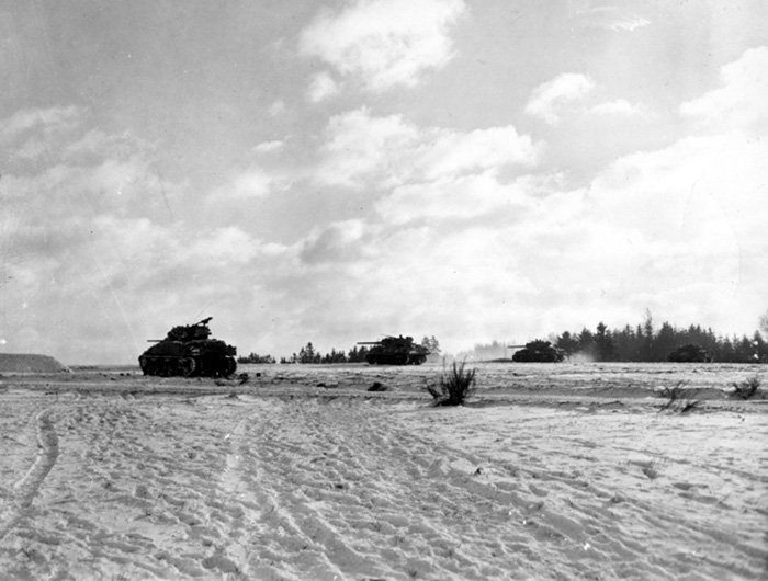 American tankers of the 35th and 654th Tank Battalion ambushed a group of German panzers, northeast of Lutrebois. The Americans hardly believed their eyes when the German tanks appeared neatly in line. More than 10 panzers were destroyed in just a few minutes. #WW2