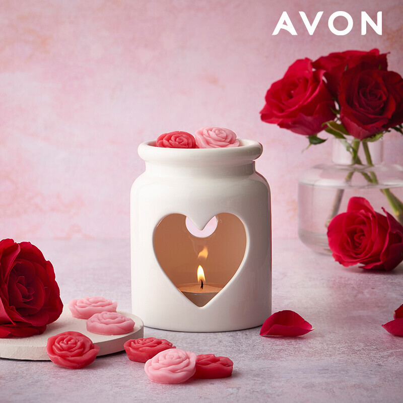 BossLRocks's tweet image. A perfect gift for someone you love ❤

 You'll love using your favourite wax melts or fragrance oil in this stunning Ceramic Burner. I love to have a burner in every room! 

What's your favourite fragrance?

 #ChristmasGifts #Avon #ChristmasTree #PerfectGift