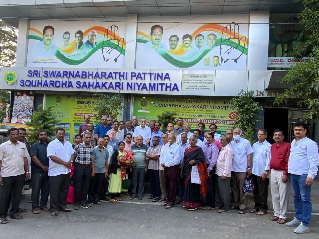 Manjula_INC's tweet photo. ಗುರುರಾಘವೇಂದ್ರ ಬ್ಯಾಂಕ್ ಸ್ಕ್ಯಾಮ್ ಅಧಿವೇಶನ ಚರ್ಚೆ ಆಗಿದ್ದು ನೊಂದ ಹಿರಿಯ ರಿಗೆ ಜೀವ ಬಂದಂತೆ ಆಗಿದೆ.ಗೌರವ ನಮನಗಳು @UbMlc ರವರಿಗೆ #gururaghavendrabankscam
@CMofKarnataka
#session2022
#bankscam
#Bengaluru #seniorcare #thankU2022 @IncBasavanagudi
@INCKarnataka https://t.co/WYurechbji