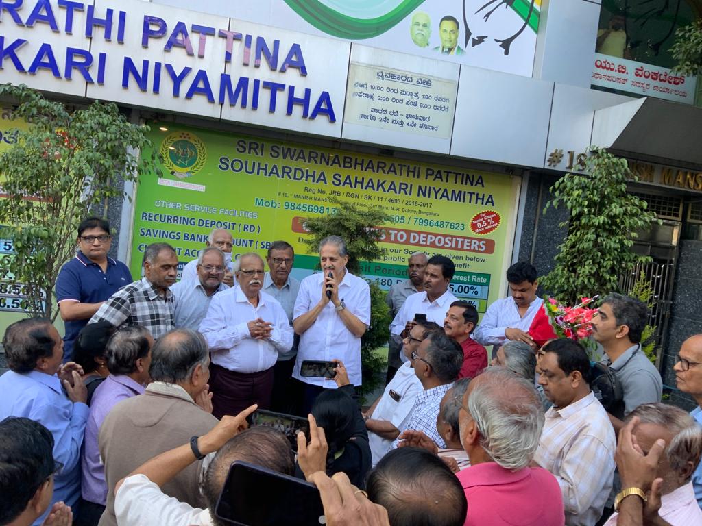 Manjula_INC's tweet photo. ಗುರುರಾಘವೇಂದ್ರ ಬ್ಯಾಂಕ್ ಸ್ಕ್ಯಾಮ್ ಅಧಿವೇಶನ ಚರ್ಚೆ ಆಗಿದ್ದು ನೊಂದ ಹಿರಿಯ ರಿಗೆ ಜೀವ ಬಂದಂತೆ ಆಗಿದೆ.ಗೌರವ ನಮನಗಳು @UbMlc ರವರಿಗೆ #gururaghavendrabankscam
@CMofKarnataka
#session2022
#bankscam
#Bengaluru #seniorcare #thankU2022 @IncBasavanagudi
@INCKarnataka https://t.co/WYurechbji