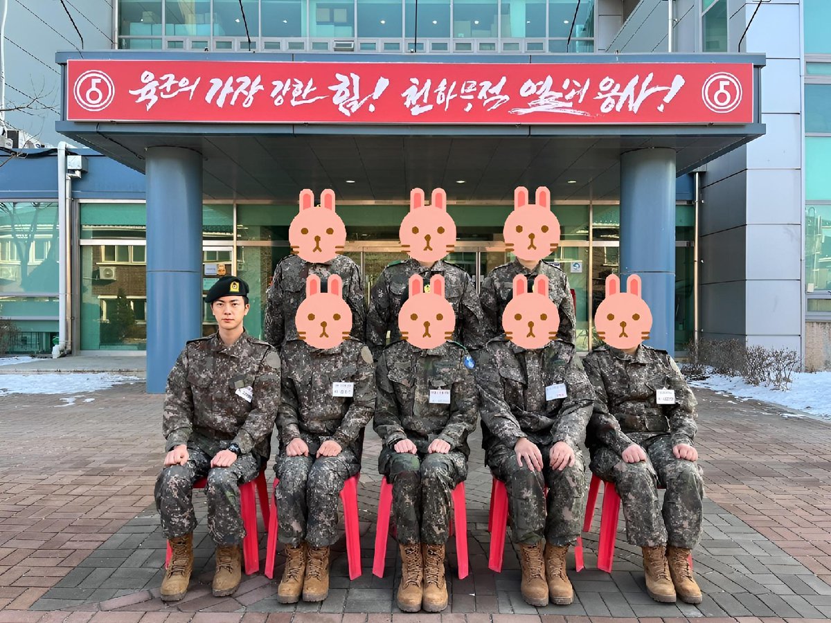 ARMYBOLIVIA7's tweet photo. INFO | @BTS_twt

El ejército coreano tiene un canal de comunicación oficial que cada tanto publica fotos para que vean cómo están los soldados. Cualquiera puede tener acceso, ya sea familiares, amigos e incluso fans.
© LiryOnni | ARMYBOLIVIA7 https://t.co/idopg4EwvV