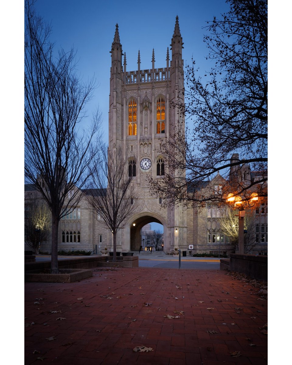 notleyhawkins's tweet photo. The Memorial Union on the campus of the University of Missouri in Columbia. Photography by Notley Hawkins. #missouri #mizzou #universityofmissouri #memorialunion #architecture #tower #clocktower #campus #college #university #dusk #twilight #bluehour #tiltshiftlens #notlehawkins https://t.co/HNlX00Ey91