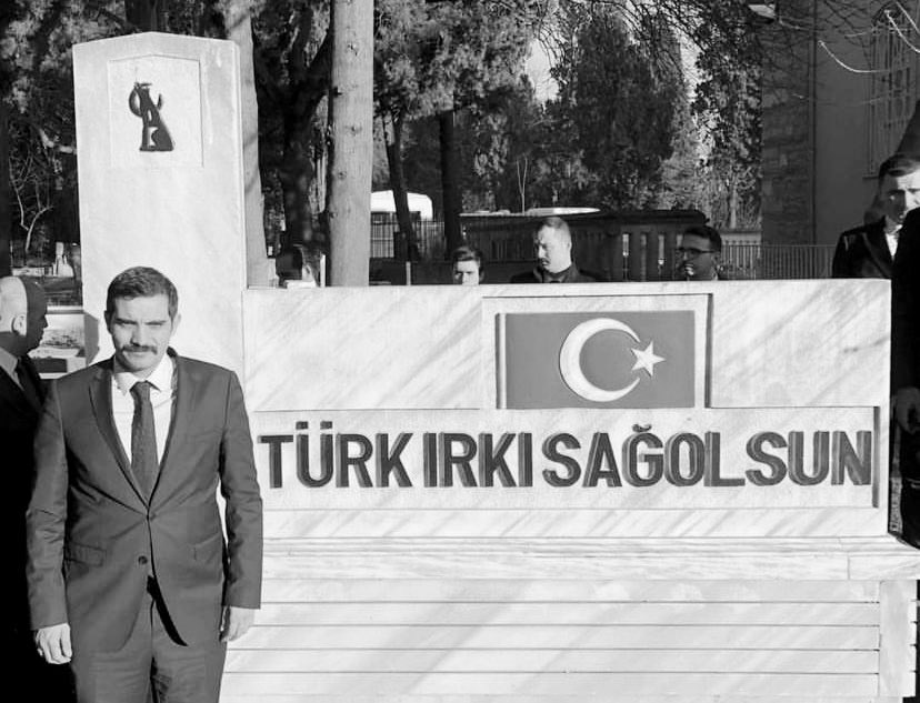 Şakağımdaki kansa, o benim gülüşümdür,
Namert sürünmektense, erkekçe ölüşümdür.

Ruhun şad, mekanın cennet olsun #SinanAteş