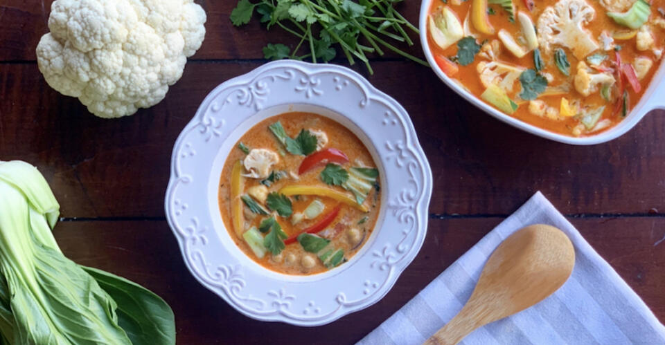 FoxyProduce's tweet image. Stay warm this Winter with this cozy and delicious soup recipe featuring Foxy vegetables. 
Use this link 👉foxy.com/recipes/vegeta…  for recipe details on our Vegetable Coconut Curry with Bok Choy and Cauliflower.