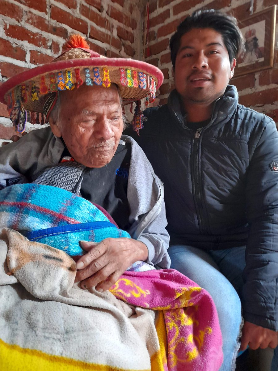 En el 2014 con la primera persona que salí del closet fue con mi abuelo materno que tiene más de 100 años, me acuerdo que le dije “ Ne teukari (abuelo) la verdad me gustan mucho los hombres ahora mismo tengo un novio y lo más seguro que al pasar de los años me case con un hombre”