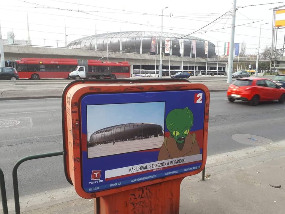 Újabb közterületi kivetítőn tájékozódhattok a Valóságról.