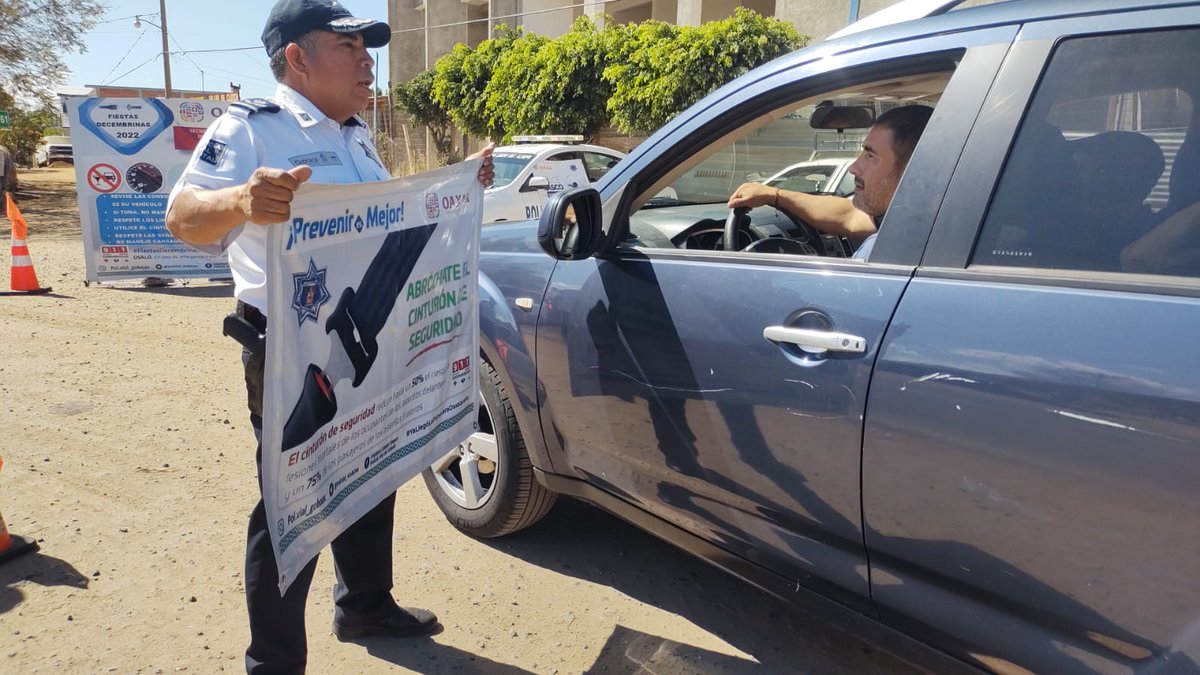 OaxacaVeraz's tweet photo. Por instrucciones del titular de la @PolVial_GobOax @ToryLopezS en Zimatlán de Álvarez, el Cmte @Victorpantera65 para prevenir accidentes viales, implementó el dispositivo de control provisional preventivo dirigido a conductores de unidades de motor @SSP_GobOax  @salomonj https://t.co/Zfqo9XJZle